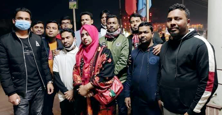 কক্সবাজারে প্রতারিত পর্যটকদের পাশে দাঁড়ালো ছাত্রলীগ