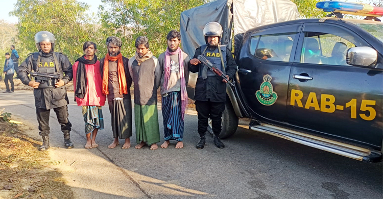 নাইক্ষ্যংছড়ির গহীন পাহাড়ে অস্ত্রসহ ৪ রোহিঙ্গা আটক