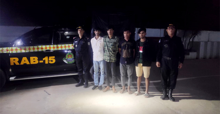 কক্সবাজার সৈকত এলাকা থেকে ৪ ছিনতাইকারী আটক