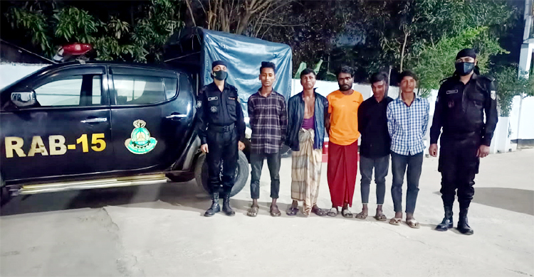 কক্সবাজার সৈকত থেকে ছুরিসহ আটক ৫