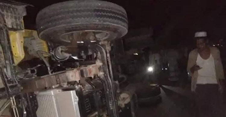 টেকনাফ মেরিন ড্রাইভে ট্রাক উল্টে এক ব্যক্তি নিহত