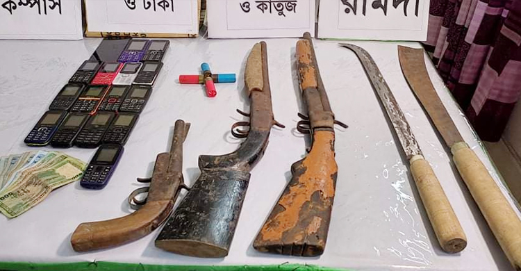 সাগর থেকে অস্ত্রসহ মানবপাচারকারী চক্রের ৬ সদস্য আটক