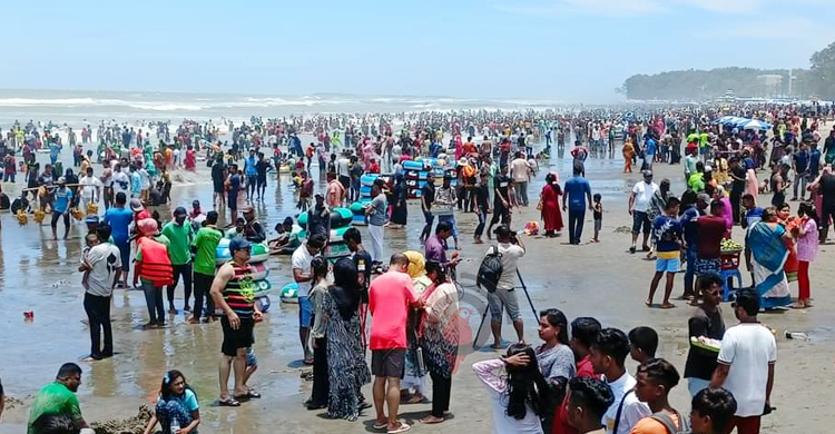 পর্যটক বাড়ছে কক্সবাজারে