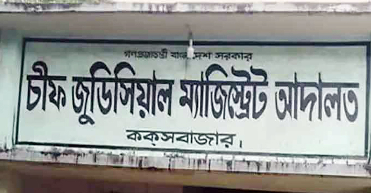 এজলাসেই বাদী-বিবাদী পক্ষের মারামারি, ইটপাটকেল নিক্ষেপ