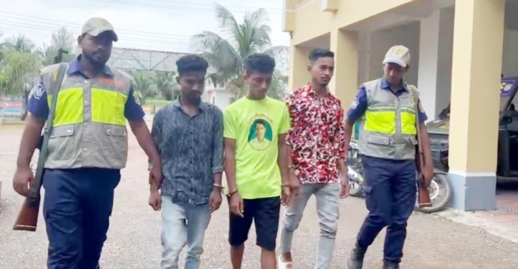 ছুরিকাঘাতে পর্যটকের ক্যামেরা ছিনতাই, ৩ যুবক গ্রেফতার