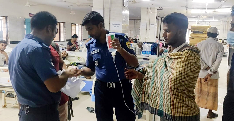 কক্সবাজার সৈকতে দুই পর্যটককে ছুরিকাঘাত