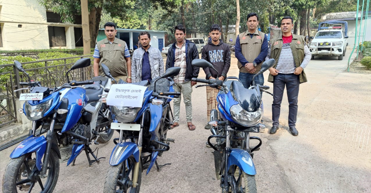 চোরাই মোটরসাইকেলসহ তিন যুবক গ্রেফতার