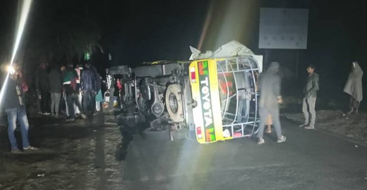 কক্সবাজার মেরিনড্রাইভে জিপ উল্টে পর্যটক নিহত