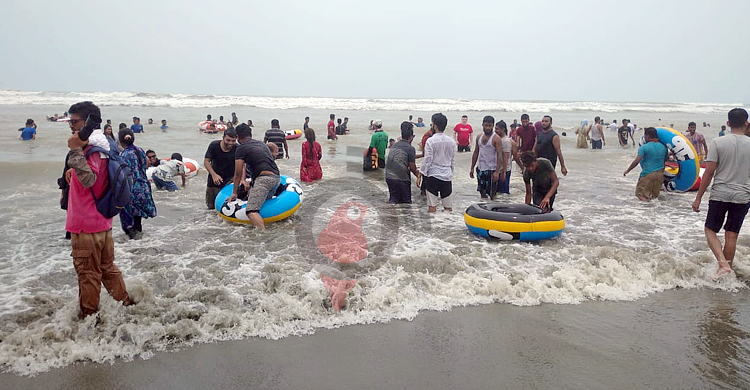 বর্ষায় সৈকতের অপরূপ সৌন্দর্য উপভোগ করতে কক্সবাজারে পর্যটকদের ভিড়