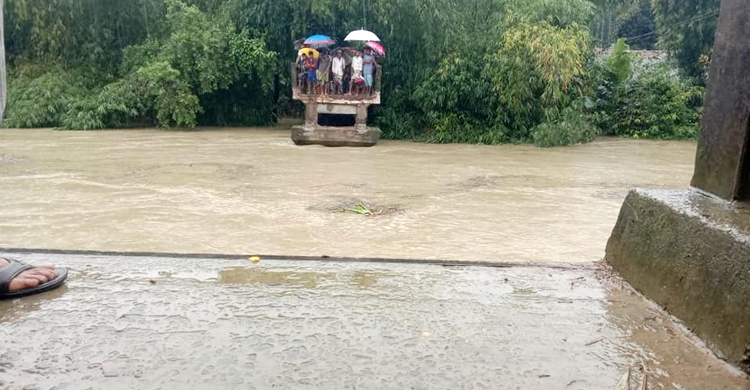প্রথম ঢলেই পিলার-স্প্যান ভেঙে নদীতে তলিয়ে গেল ব্রিজ