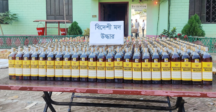 টেকনাফে বিদেশি মদ জব্দ, দুই রোহিঙ্গাসহ গ্রেফতার ৪