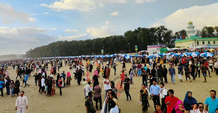 পর্যটক বেড়েছে কক্সবাজারে