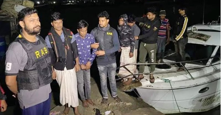 সাগরে অস্ত্রসহ ৬ জলদস্যু আটক