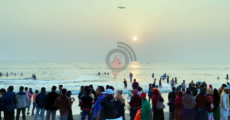 সৈকতে দাঁড়িয়ে বছরের শেষ সূর্যকে বিদায় জানালেন পর্যটকরা
