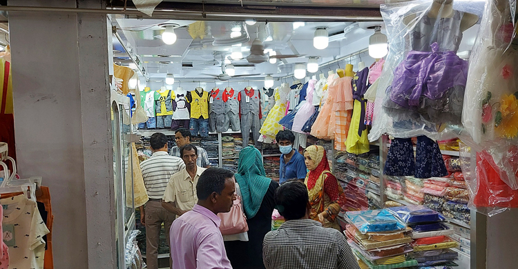 ভোগান্তি পেরিয়ে জমেছে কক্সবাজারের ঈদবাজার
