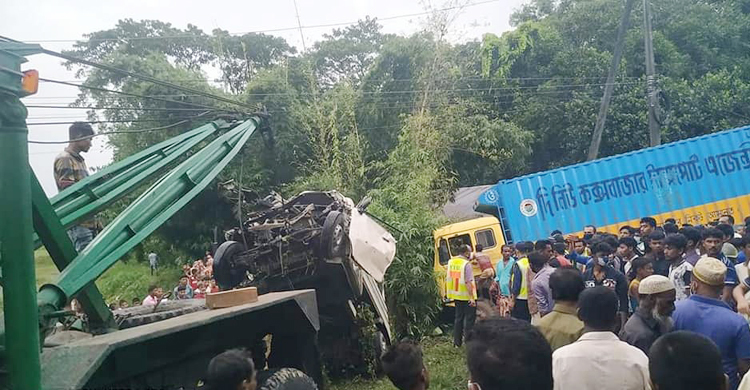 কাভার্ডভ্যানের ধাক্কায় লেগুনা দুমড়ে-মুচড়ে নিহত ৬