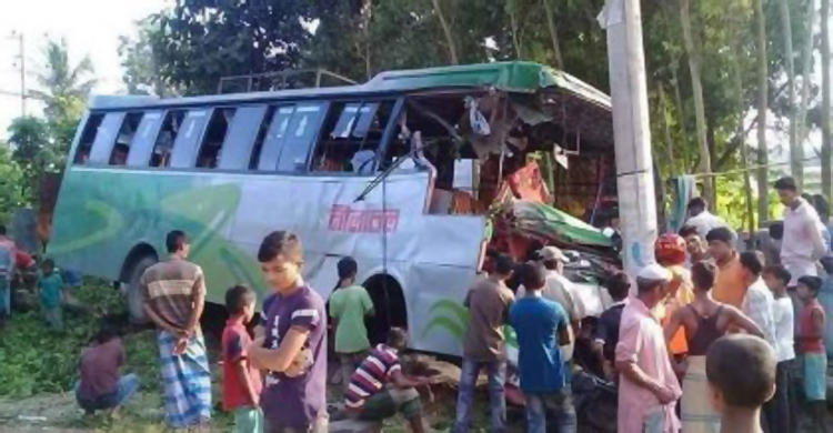 নিয়ন্ত্রণ হারিয়ে বিদ্যুতের খুঁটিতে বাসের ধাক্কায় নিহত ২