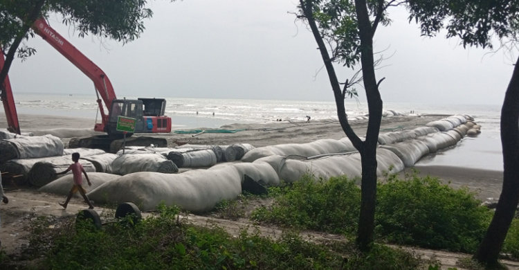 ইনানি সৈকতে বালুর বাঁধ, তলিয়ে যেতে পারে স্বপ্নের মেরিন ড্রাইভ