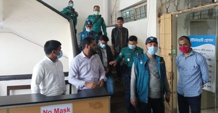 ভূমি অধিগ্রহণে অনিয়ম : দুদকের হাতে মহেশখালীর তহসিলদার গ্রেফতার