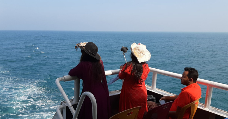 নীলাকাশের চেয়ে নীলাভ পানিতেই প্রশান্তি পর্যটকদের