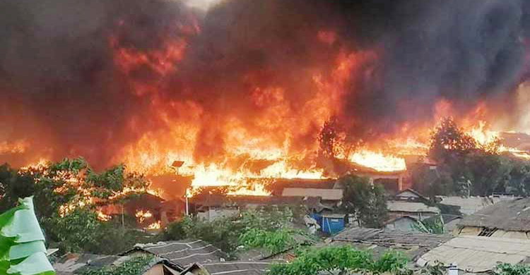 নেভেনি রোহিঙ্গা ক্যাম্পের আগুন, সহস্রাধিক ঘর পুড়ে যাওয়ার আশঙ্কা
