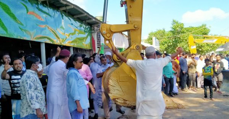 কক্সবাজার সৈকতের ৫২ অবৈধ স্থাপনা সরাতে পারেনি প্রশাসন