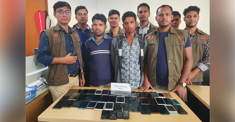 দুই ছিনতাইকারীর কাছে পাওয়া গেল ৪৯ স্মার্টফোন