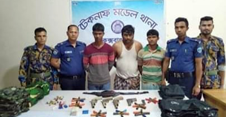 রোহিঙ্গা ডাকাতদের কাছে সেনাবাহিনী-র‌্যাবের পোশাক