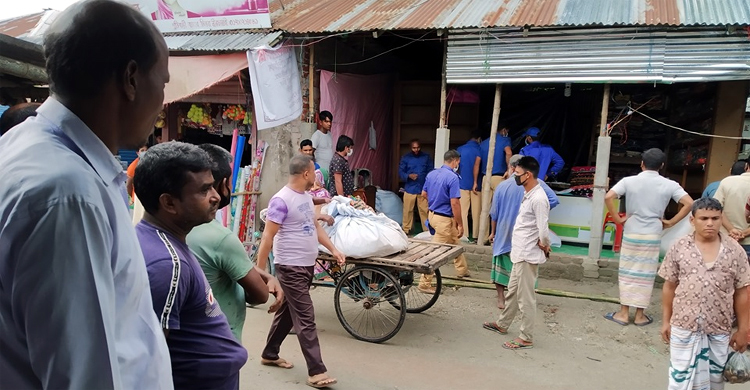 চাঁদা না দেয়ায় চেয়ারম্যানের নেতৃত্বে দোকান লুট