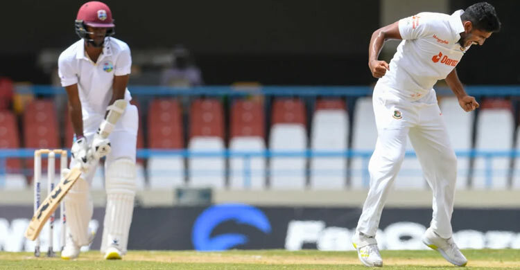৩৩ রানে ৩ উইকেট তুলে নিয়ে লড়াইয়ে ফিরলো বাংলাদেশ