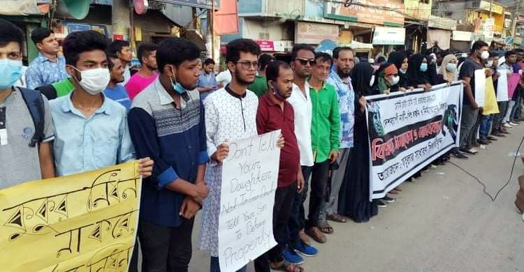 ধর্ষণবিরোধী মানববন্ধন থেকে তুলে নিয়ে দুই শিক্ষার্থীকে হাতুড়িপেটা