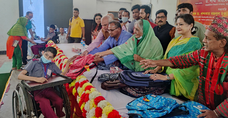 বিশেষ চাহিদাসম্পন্ন শিশুদের মাঝে শিক্ষাসামগ্রী বিতরণ আ’লীগের