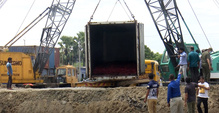 ৩৮২ কনটেইনার পচনশীল পণ্য ধ্বংস করছে কাস্টমস