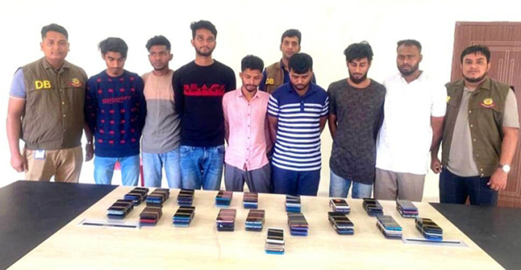 মোবাইলফোনের আইএমইআই নম্বর বদলে বিক্রি করতেন তারা