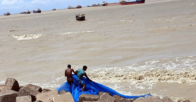 নিষেধাজ্ঞা অমান্য করে মাছ শিকার, ৫ জেলেকে জরিমানা