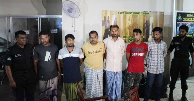 চট্টগ্রাম-কক্সবাজারে র্যাবের সাঁড়াশি অভিযান, ৮ জলদস্যু গ্রেফতার