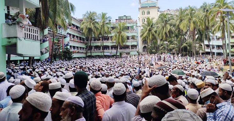 নিজ মাদরাসায় চিরনিদ্রায় শায়িত আল্লামা শফী