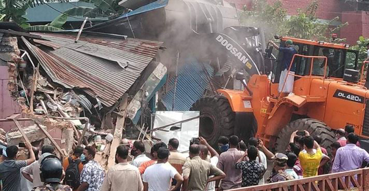 চট্টগ্রামে সড়কের পাশ থেকে দেড় শতাধিক দোকান উচ্ছেদ