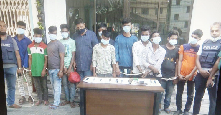 চট্টগ্রামে অস্ত্র ও গুলিসহ ১০ ছিনতাইকারী আটক