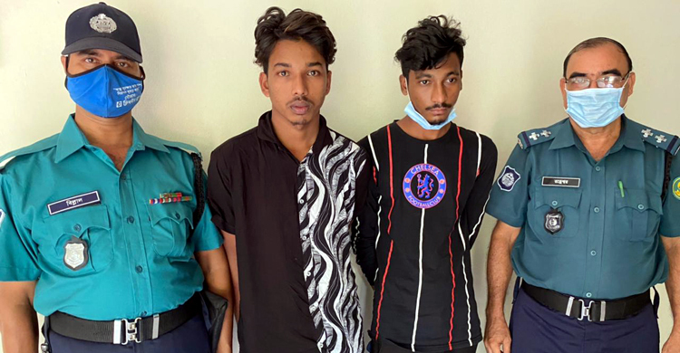 চট্টগ্রামে দেশীয় অস্ত্রসহ ২ তরুণ গ্রেফতার