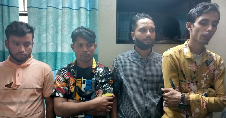 চট্টগ্রাম মেডিকেল থেকে ৪ দালাল আটক