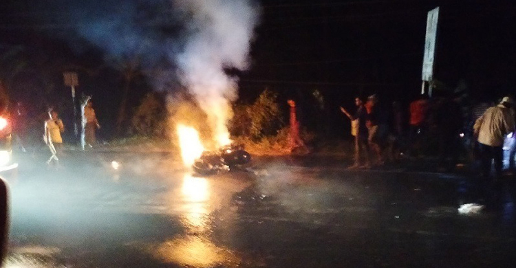 মিনিবাসে ধাক্কা লেগে মোটরসাইকেলে আগুন, দুই আরোহী দগ্ধ
