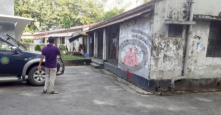 লকডাউনে বিবর্ণ চট্টগ্রাম আদালত, সরকারি বেতনভুক্ত ছাড়া বিপাকে সবাই