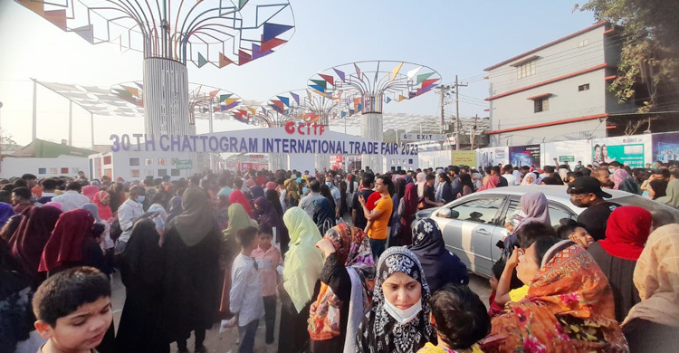 ছুটির দিনে জমজমাট চট্টগ্রাম বাণিজ্যমেলা