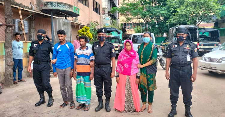 রাজশাহীতে খুন করে চট্টগ্রামে আত্মগোপন, বাবা-মা-ছেলে গ্রেফতার