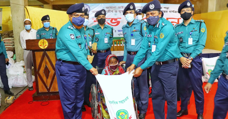 আড়াই হাজার দুস্থ পরিবারকে খাদ্যসামগ্রী দিচ্ছে চট্টগ্রাম নগর পুলিশ