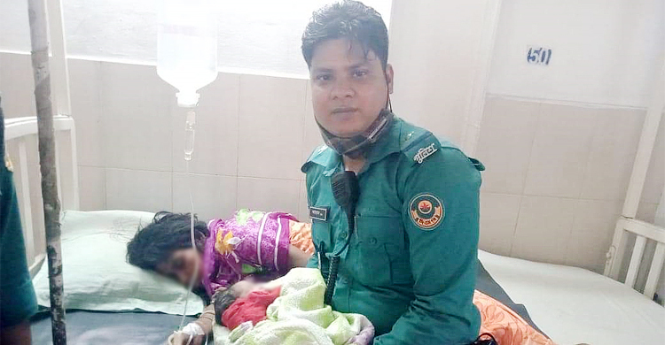 ফুটপাতে সন্তান প্রসব, মা ও নবজাতককে হাসপাতালে নিল পুলিশ