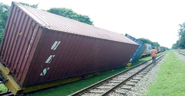 সীতাকুণ্ডে মালবাহী ট্রেনের বগি লাইনচ্যুত