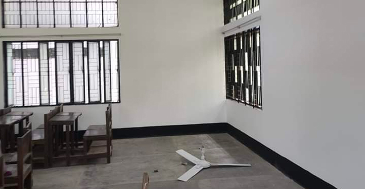 চট্টগ্রাম বিশ্ববিদ্যালয়ে ক্লাসে খুলে পড়লো সিলিং ফ্যান