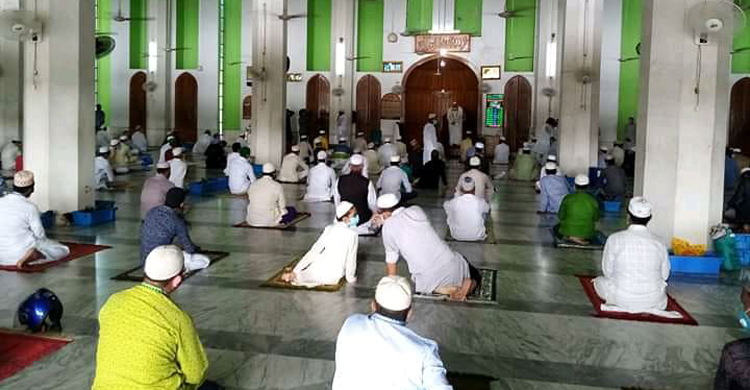 ঈদ জামাতে করোনা থেকে মুক্তির প্রার্থনা